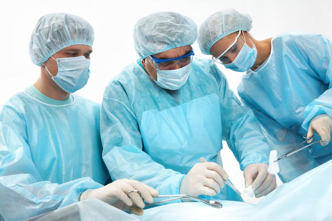Esecuzione di un intervento chirurgico per ingrandire il pene