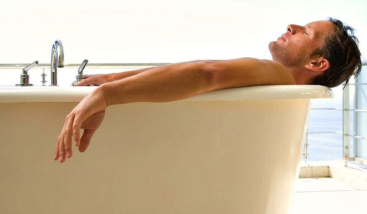Un uomo fa un bagno con la soda
