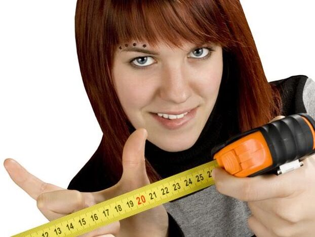 la ragazza mostra come ingrandire il pene di piccole dimensioni