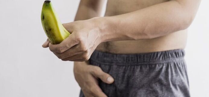 la dimensione del pene di un uomo sull'esempio di una banana