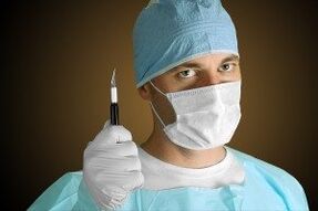 Chirurgo che esegue un intervento chirurgico per l'ingrandimento del pene per motivi medici