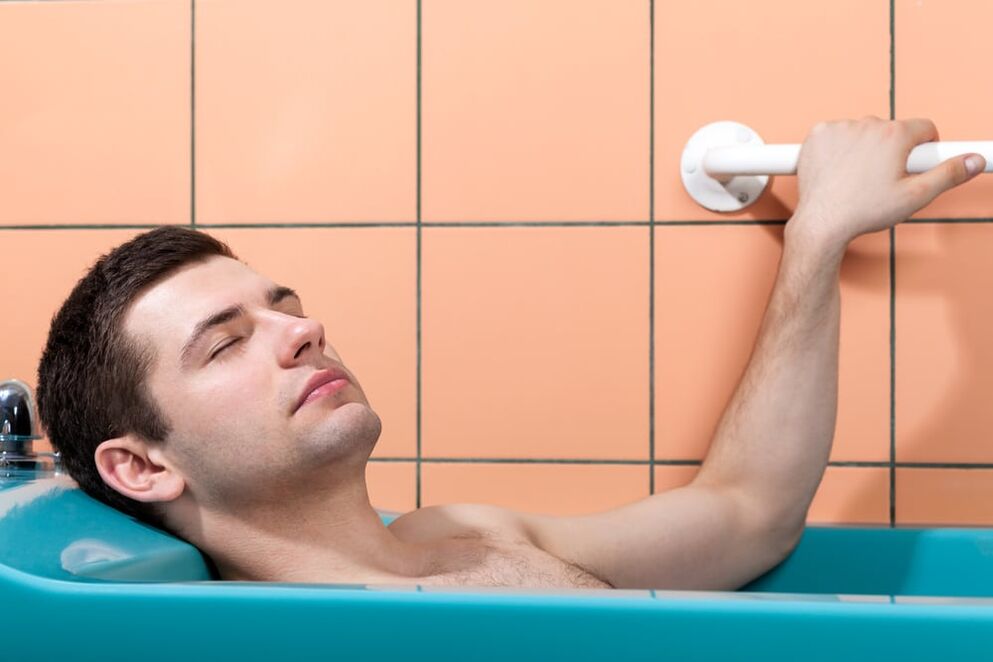 un uomo fa un bagno con bicarbonato di sodio per ingrandire il suo pene