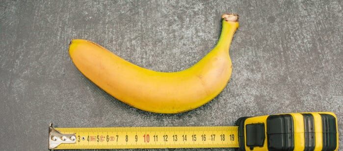 misurazione del pene sull'esempio di una banana